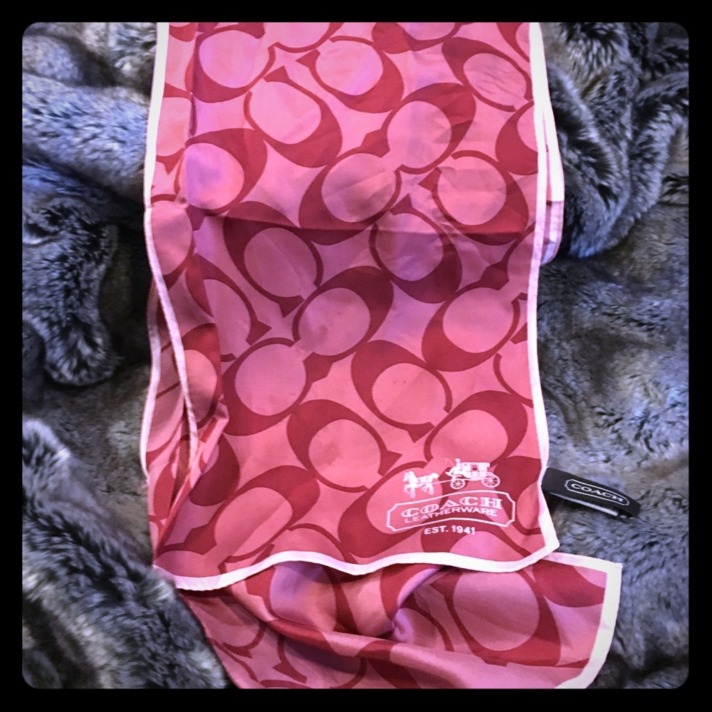 Couch red scarf